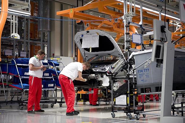 Az autógyártás ránthatta mélybe az ipart júliusban