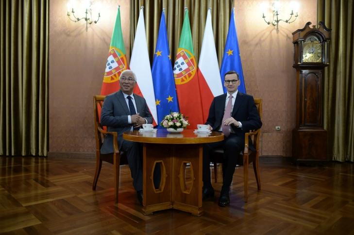 Mateusz Morawiecki lengyel miniszterelnök és portugál hivatali partnere, Antonio Costa. Fotó: MTI/EPA/PAP/Marcin Obara