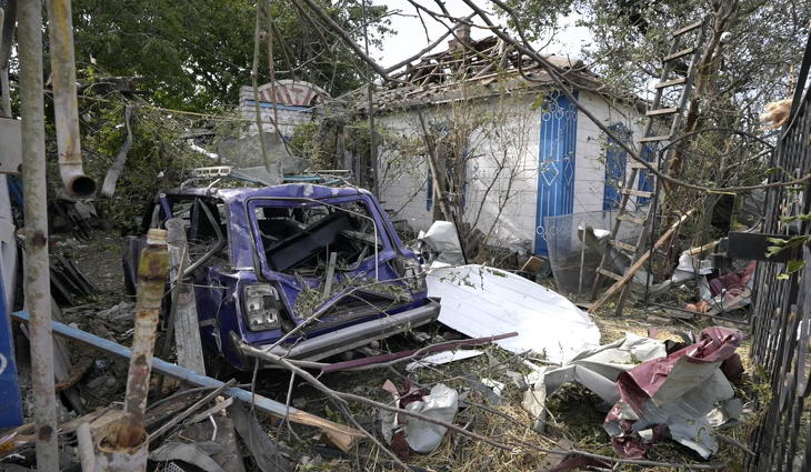 Egy orosz támadásban megrongálódott lakóépület és egy autó a Dnyipropetrovszk megyei Csapline településen 2022. augusztus 25-én. Fotó: MTI/AP