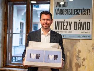 Vitézy Dávid tovább mosolyoghat, hiszen léeadta a szükséges számú ajánlást