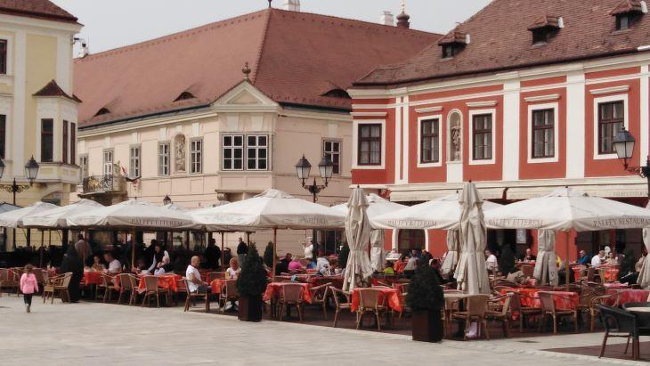 Éttermek a Széchenyi téren, Győrben. Most hétvégén is sok vendég volt a belvárosban