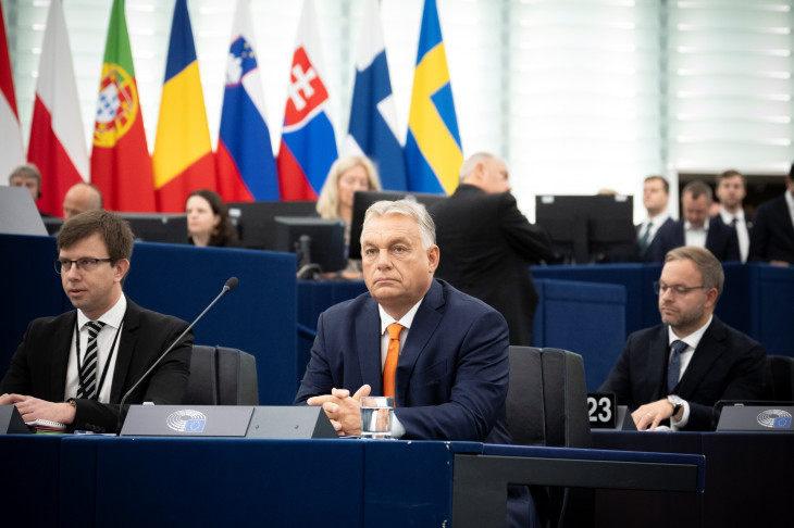 Orbán Viktor az EP mai ülésén Strasbourgban, balról Bóka János európai uniós ügyekért felelős miniszter, jobbról Orbán Balázs, a miniszterelnök politikai igazgatója