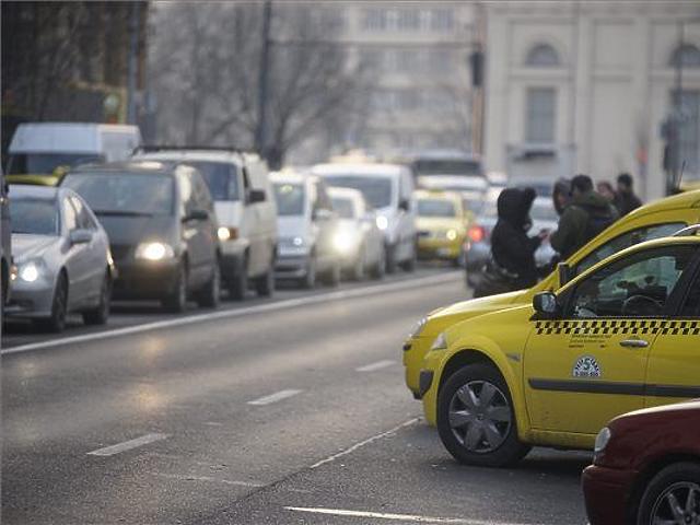 Taxik akadályozzák a bevárosi közlekedést