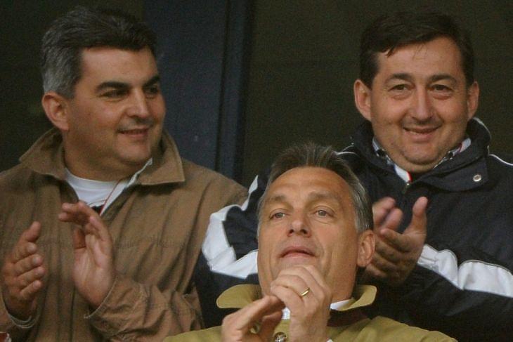 Mészáros János (Mészáros Lőrinc öccse), Orbán Viktor és Mészáros Lőrinc a 2010-es Videoton FC - Újpest mérkőzés díszpáholyában. (Illyés Tibor / MTI)