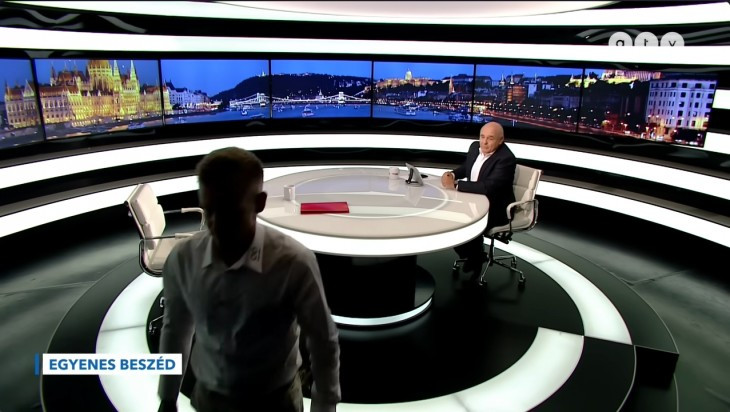 A pillanat, amikor Magyar Péter otthagyja az Egyenes Beszéd stúdiójában Rónai Egon műsorvezetőt. 