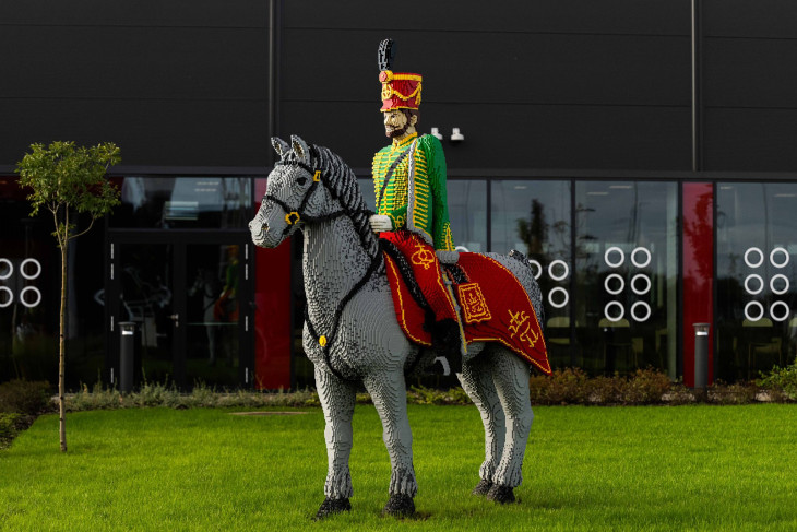 A Lego figyel a helyi környezetre