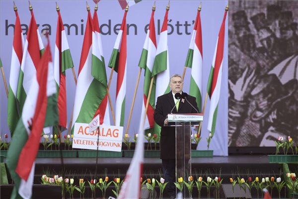 Orbán Viktor beszédet mond a Kossuth Lajos téren 2018. március 15-én. (MTI Fotó: Kovács Tamás)