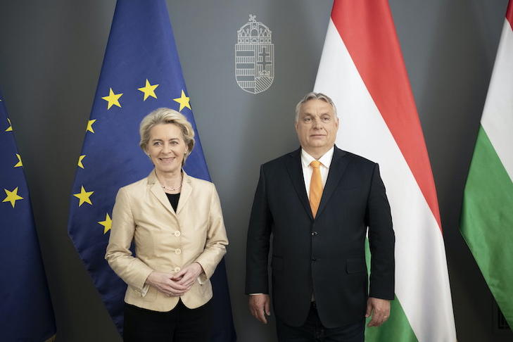 Ursula von der Leyen előbb üzent Orbán Viktornak, majd együtt vacsorázott vele. Fotó: MTI/Miniszterelnöki Sajtóiroda/Benko Vivien Cher