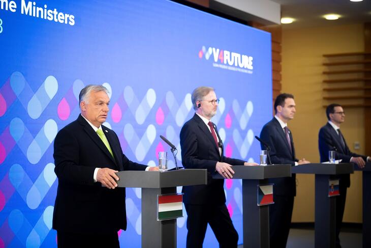 A képen Orbán Viktor mellett Petr Fiala áll - lehet, hogy a mostani kritika után már nem teszik ezt ilyen könnyedén