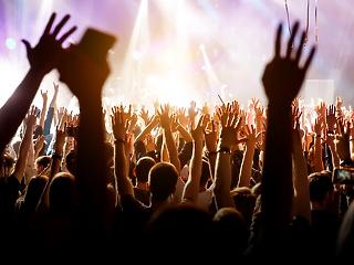 Wuhan: tízezres koncerten lazulnak a fiatalok a Covid szülőhelyén