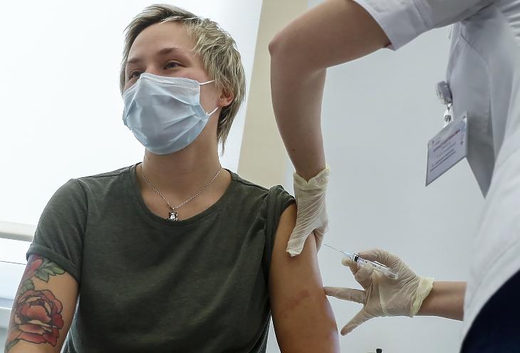A Covid-19 megelőzésére szolgáló Szputnyik V vakcinát adja be egy páciensnek egy ápoló egy moszkvai kórházban 2020. december 5-én.  (Fotó: MTI/AP/Pavel Golovkin)