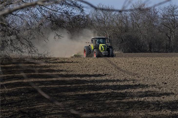 A száraz földek megnehezítik a tavaszi mezőgazdasági munkák elvégzését. Fotó: MTI/Balázs Attila