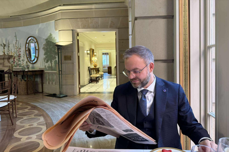 Orbán Balázs újságot olvas Washingtonban