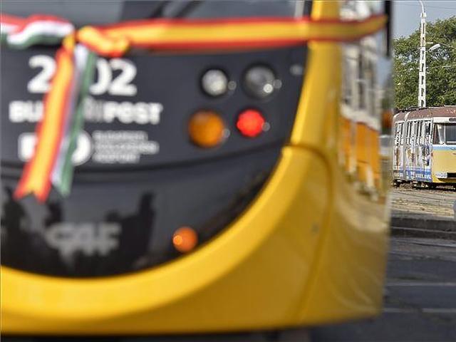Átadták az új budapesti villamosokat