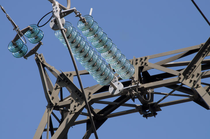 Jelentősen csökkennek a nem lakossági fogyasztók villamos energia rendszerhasználati díjai. Fotó: Depositphotos
