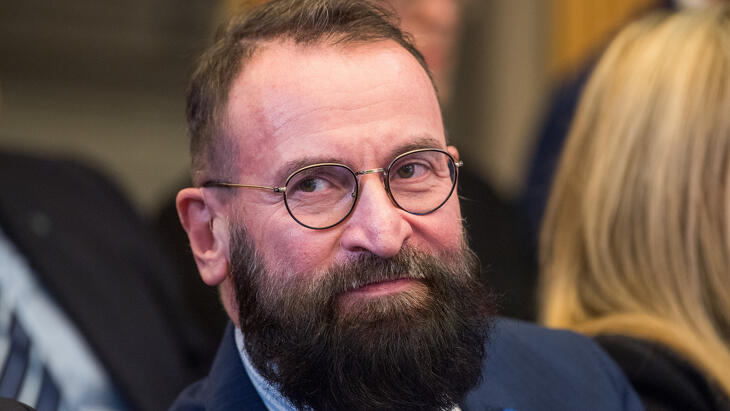 Már Szájer Józsefet sem lehetett az eresz szélén lógva hagyni?