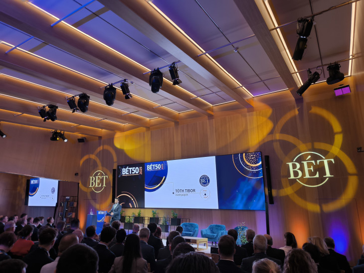 Tóth Tibor, a Budapesti Értéktőzsde vezérigazgatója ad elő a BÉT50 konferencián