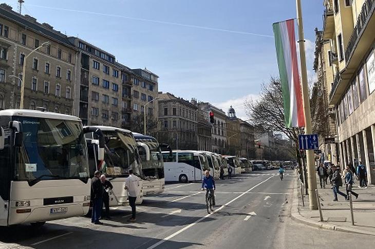 Most is buszokkal hozták a híveket Orbán Viktor beszédére.