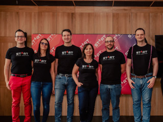 A STRT alapítói - saját bevallásuk szerint -  sorozatvállalkozók, sikeres startup építők, akik túl vannak már exiteken. 