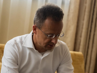 Szijjártó Péter gondterhelt