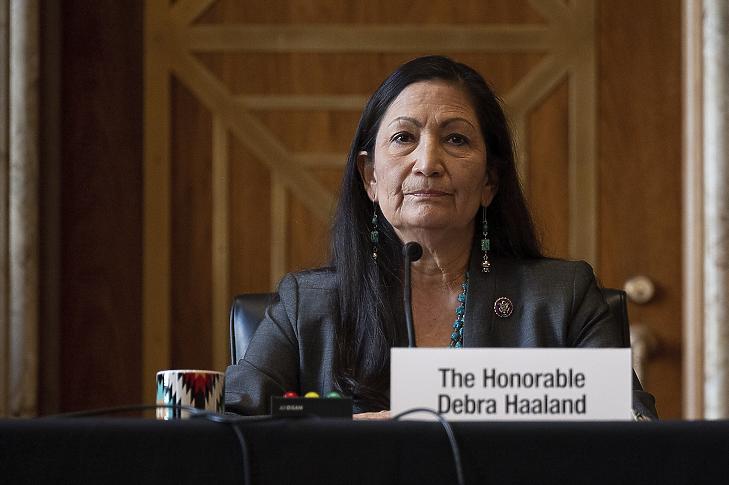 Deb Haaland, Joe Biden amerikai elnök akkori belügyminiszter-jelöltje részt vesz szenátusi meghallgatásán a washingtoni törvényhozás épületében, a Capitoliumban 2021. február 23-án. Március 15. óta már nem jelölt, hanem tényleges belügyminiszter. (Fotó: MTI/AP/AFP pool/Jim Watson)