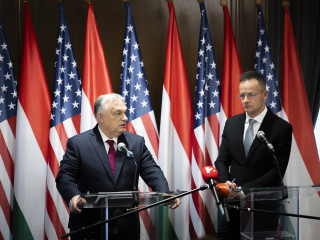 A Miniszterelnöki Kommunikációs Főosztály által közreadott képen Orbán Viktor miniszterelnök (b) sajtótájékoztatót tart Donald Trump amerikai elnökkel folytatott találkozója után a washingtoni magyar nagykövetségen 2025. november 7-én. Mellette Szijjártó Péter külgazdasági és külügyminiszter. 