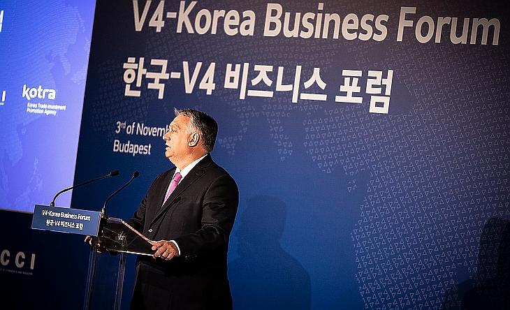 A Miniszterelnöki Sajtóiroda által közreadott képen Orbán Viktor kormányfő beszédet mond a V4-Korea üzleti fórumon Budapesten 2021. november 3-án. MTI/Miniszterelnöki Sajtóiroda/Fischer Zoltán