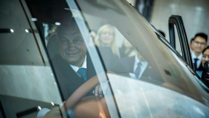 Orbán Viktor miniszterelnök (k) a világ legnagyobb elektromosautó-gyártó cége, a BYD autógyárban, a dél-kínai Sencsenben. Hamarosan Magyarországra jöhet a cég? Fotó: MTI/Miniszterelnöki Sajtóiroda/Fischer Zoltán