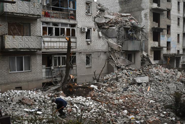 Megrongálódott lakóépület romjai a donyecki régióban lévő Csasziv Jar településen 2022. november 27-én, miután az orosz légierő csapást mért az ukrajnai idegenlégió ideiglenes állomáshelyére. Igor Konasenkov altábornagy, az orosz védelmi minisztérium szóvivője szerint a támadásokban mintegy száz külföldi harcos vesztette életét és hat páncélozott jármű semmisült meg. Fotó: MTI/AP