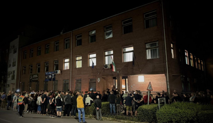 Mécsesekkel emlékeztek meg péntek este Hódmezővásárhelyen Szabó Zsolt rendőrkapitányról