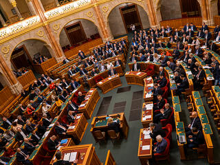 Polt Péterről és a kampánypénzekről is gyorsan szavaz ma a parlament