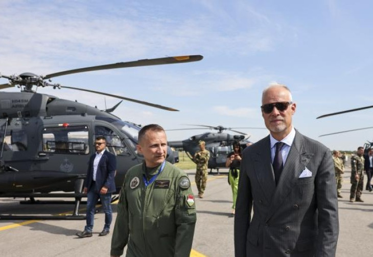 Szalay-Bobrovniczky Kristóf honvédelmi miniszter megszemlélte az átadást