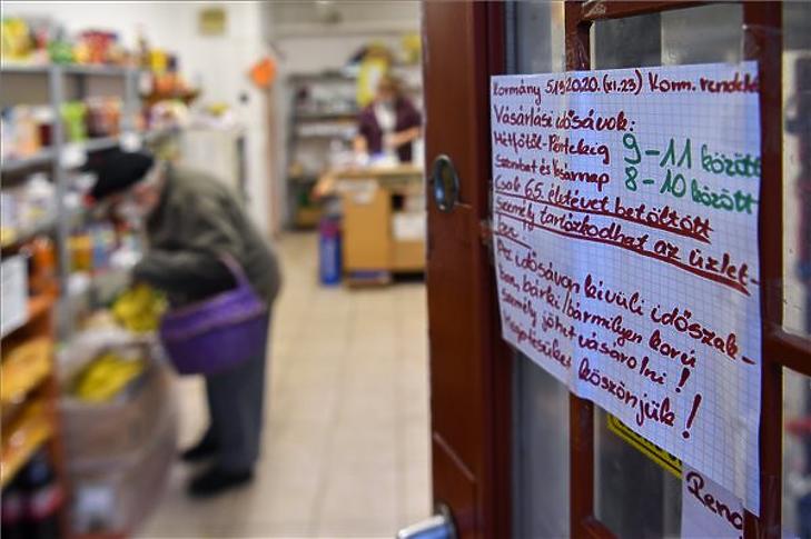 Vásárlási idősávról tájékoztató felirat egy élelmiszerüzlet ajtaján Debrecenben 2020. november 24-én. (Fotó: MTI/Czeglédi Zsolt)