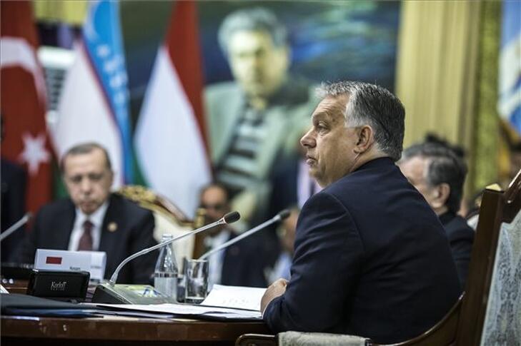 Orbán Viktornak ez már régi terep, itt éppen felszólal a türk nyelvű államok együttműködési tanácsának VI. ülésén a kirgizisztáni Csolpon-Atában 2018. szeptember 3-án