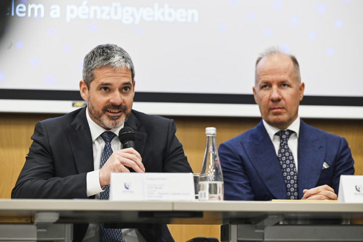 Csányi Péter (balra) szerint a védekezésben is sokat segít az AI, de inkább a támadók kerültek vele előnybe