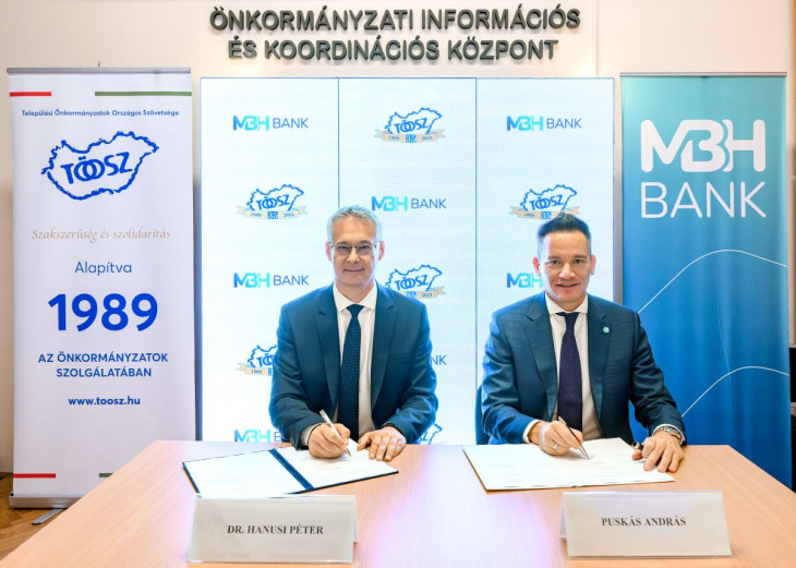 Balra dr. Hanusi Péter, a Települési Önkormányzatok Országos Szövetsége elnöke, jobbra Puskás András, az MBH Bank államigazgatási kapcsolatokért, önkormányzati és egyházi kiszolgálásért, kommunikációért, illetve ESG és fenntarthatóságért felelős vezérigazgató-helyettese