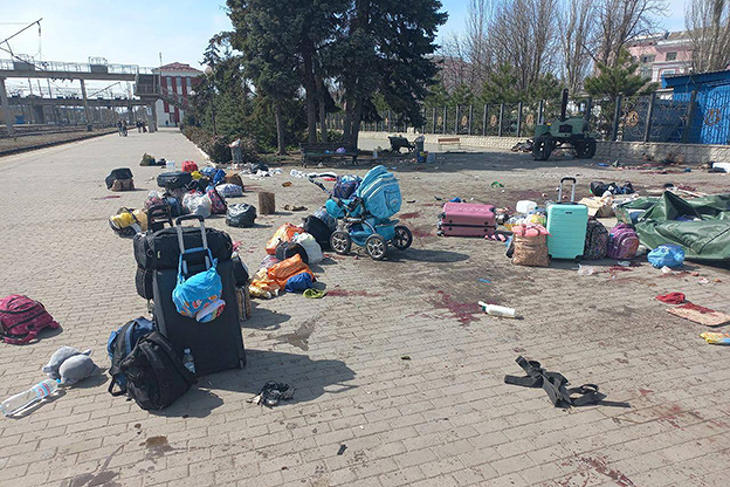 Volodimir Zelenszkij ukrán elnök Telegram-oldalán közzétett fénykép véres térkőről, csomagokról és egy babakocsiról egy peronon a kelet-ukrajnai Kramatorszk vasútállomását ért rakétatámadást követően 2022. április 8-án. Két orosz rakéta csapódott be a vasútállomásnál, a támadásban több mint ötvenen életüket vesztették és több mint százan megsebesültek. Fotó: MTI/AP/Volodimir Zelenszkij ukrán elnök Telegram-oldala 