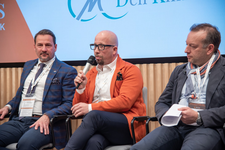 Kőrösi Zoltán, Lancz Róbert és Láng Róbert a Klasszis Média Egészséggazdaság Menedzser Egészség című konferenciáján március 27-én