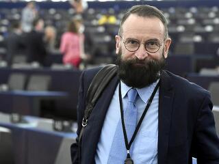Szájer József előbújt, de nem teszi az ablakba, amit kap