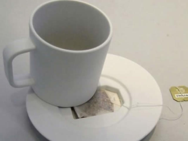 Teafilter tárolására nyílás a tányéron 