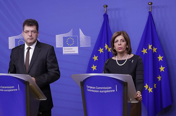 Stella Kyriakides és Janez Lenarcic sajtóértekezletet tartanak a tüdőgyulladást okozó új koronavírus olaszországi megjelenésével kapcsolatban Brüsszelben 2020. február 24-én. (MTI/AP/Francisco Seco)