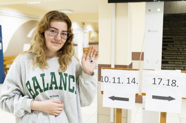 Ő is az Arany János Gimnázium, Általános Iskola és Kollégiumban kialakított szavazókörben szavazott 