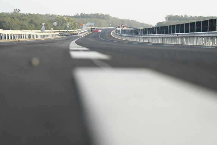 Ilyen Skandináviában sincs? Az új, Győr és Pápa között megépült, kétszer két sávos, 36 kilométer hosszú 83-as út Pápa közelében az avatóünnepség napján, 2023. október 14-én. Fotó: MTI/Koszticsák Szilárd 