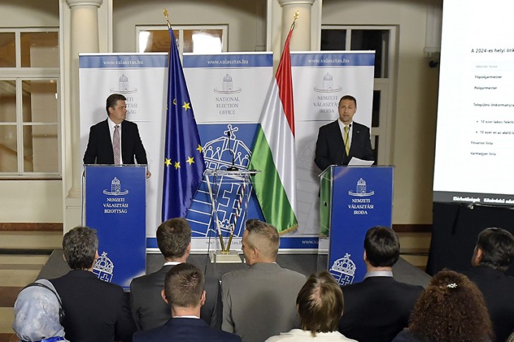 Nagy Attila, a Nemzeti Választási Iroda (NVI) elnöke (j) sajtótájékoztatót tart a szavazás után, mellette Sasvári Róbert, a Nemzeti Választási Bizottság (NVB) elnöke - még a szavazás napján. 