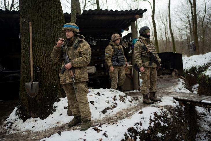 Ritka pillanat, pihennek az ukrán katonák. Az ukrán és az orosz állásokat körülbelül három kilométer választja el egymástól. Fotó: MTI/AP