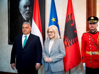  A Miniszterelnöki Sajtóiroda által közreadott képen Orbán Viktor miniszterelnököt fogadja Lindita Nikolla albán parlamenti elnök Tiranában 2023. június 16-án. MTI/Miniszterelnöki Sajtóiroda/Fischer Zoltán