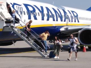 Pert nyert a Ryanair: mégsem kell fizetniük 300 milliós bírságot