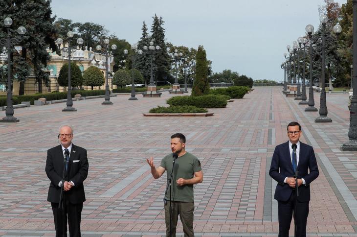Volodimir Zelenszkij ukrán elnök, Mateusz Morawiecki lengyel miniszterelnök és Egils Levits lett elnök a kijevi Bátrak sétányán tartott sajtóértekezlete 2022. szeptember 9-én. A sétányon táblák örökítik meg az Ukrajnát az orosz támadás elleni harcban támogatók nevét. Fotó: MTI/EPA