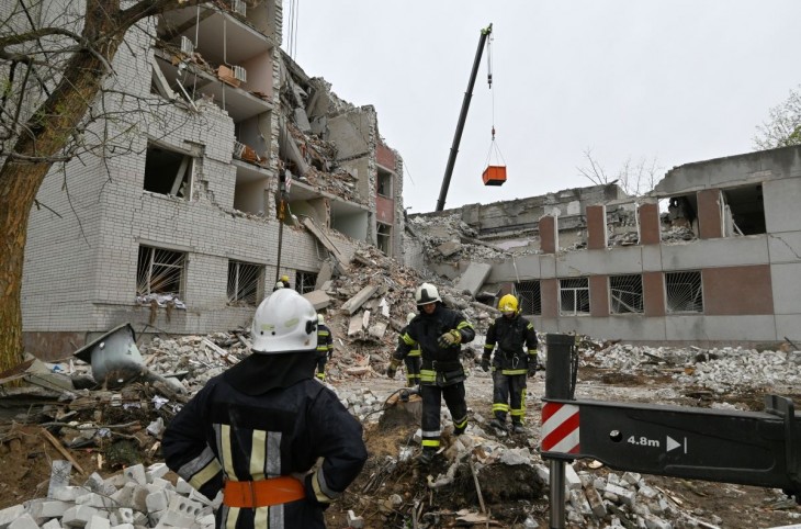 Mentőalakulatok tagjai egy orosz rakétacsapásban megsemmisült lakóház romjainál az észak-ukrajnai megyeszékhelyen, Csernyihivben 2024. április 17-én. A reggeli orosz rakétatámadásban 14-en elhunytak, és legalább hatvanan megsérültek
