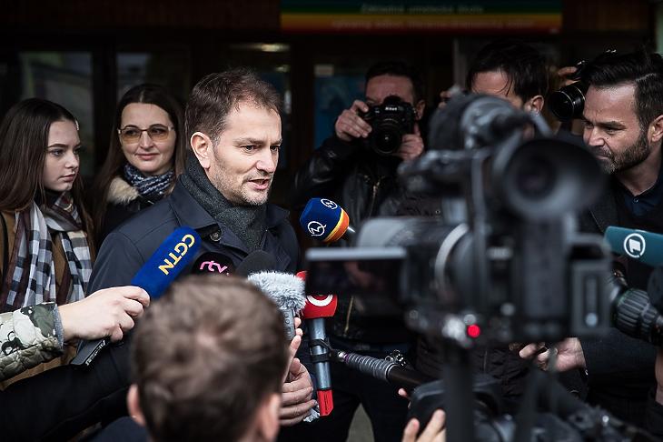 Igor Matovic, az Egyszerű Emberek és Független Személyiségek nevű párt elnöke (k) nyilatkozik a sajtó képviselőinek, miután voksolt egy nagyszombati szavazóhelyiségben 2020. február 29-én, a szlovák parlamenti választások napján. MTI/EPA/Jakub Gavlak